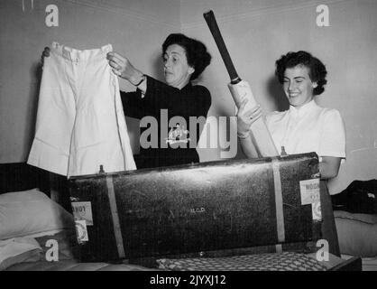 Essayer leurs nouvelles chauves-souris dans la chambre d'hôtel sont (de gauche à droite) Molly Dive, Captain, Mavis Jones, fast Bowler, Val Batty, All Rounder, et Gladys Phillips, gardien de cricket, tenant la batte. L'équipe australienne de cricket féminin est arrivée en Angleterre aujourd'hui. Ils doivent jouer leur premier match contre Kent à Sevenoaks samedi prochain. Ensuite, ils joueront des matchs de test à Scarborough, Worcester et à l'ovale. Cette semaine, ils s'en vont au Lords. 5 mai 1951. (Photo par Daily Mirror). Banque D'Images