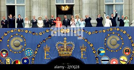 Photo de dossier datée du 4/6/2002 de la reine Ellizabeth II entourée de sa famille pendant qu'ils regardent un flipper du balcon de Buckingham Palace pendant les célébrations du Jubilé d'or dans le centre de Londres. La tapisserie spécialement brodée a été faite par des enfants du Commonwealth et a appelé un 'arc-en-ciel des voeux'. La Reine a visité le Royaume-Uni pendant son Jubilé d'or, mais en 2002, elle a aussi vu la mort de sa sœur et de sa mère. Les sceptiques avaient insisté pour que le Jubilé soit un flop – la monarchie n’était plus pertinente et les royalistes devraient enfin s’incliner devant les républicains, ont-ils soutenu. Plus d'un mil Banque D'Images