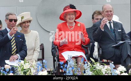 Photo du dossier datée du 4/6/2002 de la reine Elizabeth II en riant avec son mari, le duc d'Édimbourg, fils aîné, le prince Charles, belle-fille, Sophie, Comtesse de Wessex et d'autres membres de la famille royale pendant qu'ils regardent un défilé dans le Mall dans le cadre des célébrations du Jubilé d'or. La Reine a visité le Royaume-Uni pendant son Jubilé d'or, mais en 2002, elle a aussi vu la mort de sa sœur et de sa mère. Les sceptiques avaient insisté pour que le Jubilé soit un flop – la monarchie n’était plus pertinente et les royalistes devraient enfin s’incliner devant les républicains, ont-ils soutenu. Plus d'un million de personnes Banque D'Images