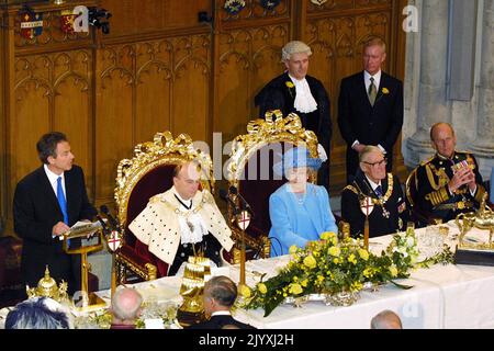 Photo du dossier datée du 4/6/2002, du Premier ministre Tony Blair, prenant la parole lors du banquet du festival au Guildhall de Londres pour célébrer le Jubilé d'or de la reine Elizabeth II. La Reine a visité le Royaume-Uni pendant son Jubilé d'or, mais en 2002, elle a aussi vu la mort de sa sœur et de sa mère. Les sceptiques avaient insisté pour que le Jubilé soit un flop – la monarchie n’était plus pertinente et les royalistes devraient enfin s’incliner devant les républicains, ont-ils soutenu. Plus d’un million de personnes se sont tournées plusieurs jours durant le week-end des fêtes de fin de semaine du mois de juin pour faire la fête dans les rues de la capitale et dans les régions, Banque D'Images