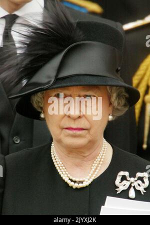 Photo du dossier datée du 9/4/2022 de la reine Elizabeth II quittant l'abbaye de Westminster à la suite des funérailles de la reine mère dans le centre de Londres. La Reine a visité le Royaume-Uni pendant son Jubilé d'or, mais en 2002, elle a aussi vu la mort de sa sœur et de sa mère. Les sceptiques avaient insisté pour que le Jubilé soit un flop – la monarchie n’était plus pertinente et les royalistes devraient enfin s’incliner devant les républicains, ont-ils soutenu. Plus d’un million de personnes se sont tournées plusieurs jours à la suite du week-end des fêtes de fin d’année de juin pour faire la fête dans les rues de la capitale et dans les régions, plusieurs dizaines de milliers – jeunes et Banque D'Images