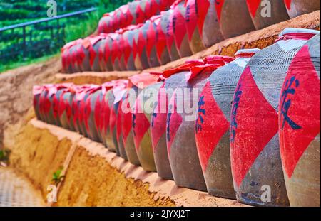 BAN RAK THAI, THAÏLANDE - 6 MAI 2019: Gros plan des pots en adobe pour la fermentation du vin dans Lee Wine RUK Resort thaïlandais, on 6 mai à Ban Rak Thai Banque D'Images