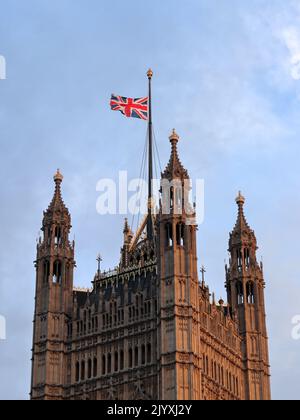 Le drapeau de l'Union volant en Berne sur la tour Victoria, hommage à sa Majesté la reine Elizabeth II Banque D'Images