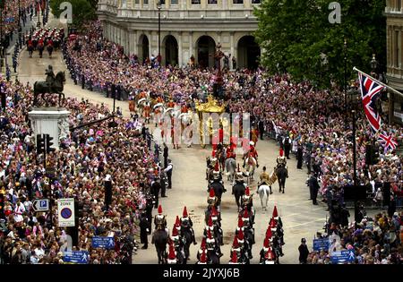 Photo du dossier datée du 4/6/2002 des foules qui bordent la rue tandis que la reine Elizabeth II passe dans l'autocar d'État de l'or de Buckingham Palace à la cathédrale Saint-Paul pour un service de Thanksgiving pour célébrer son Jubilé d'or. La Reine a visité le Royaume-Uni pendant son Jubilé d'or, mais en 2002, elle a aussi vu la mort de sa sœur et de sa mère. Les sceptiques avaient insisté pour que le Jubilé soit un flop – la monarchie n’était plus pertinente et les royalistes devraient enfin s’incliner devant les républicains, ont-ils soutenu. Plus d'un million de personnes se sont tournées plusieurs jours durant le week-end des fêtes de la banque de juin pour les pa Banque D'Images