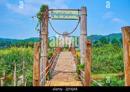 MAE HONG SON, THAÏLANDE - 6 MAI 2019: Porte décorative de l'ancien pont de bambou de su Tong PAE, entouré de terres agricoles de Pang Mu, sur 6 mai in Banque D'Images