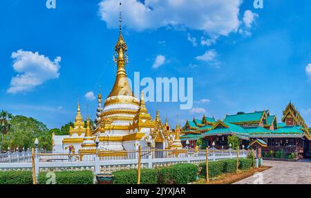 Panorama avec Chedi de Wat Chong Klang, riche décoration blanche et dorée, entouré de mini-stupas et de statues de lions de Chinthe, Mae Hong son, T. Banque D'Images