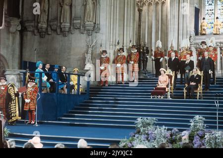 Photo du dossier datée du 4/5/1977 du duc d'Édimbourg assis aux côtés de la reine Elizabeth II, alors qu'elle reçoit des adresses loyales des deux chambres du Parlement à Westminster Hall, Londres, à l'occasion de son Jubilé d'argent. Le Jubilé d'argent de la Reine en 1977 a vu des millions célébrer son règne lors de fêtes de rue à travers le pays et l'affection que les foules ont manifesté a été une surprise même pour la Reine. Date de publication : jeudi 8 septembre 2022. Banque D'Images