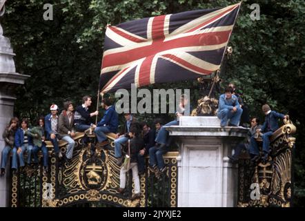 Photo du dossier datée du 7/6/1977 de spectateurs battant pavillon sur un point de vue à l'extérieur de Buckingham Palace en regardant la procession royale qui s'est rendue à la cathédrale Saint-Paul pour le service spécial de jubilé d'argent de Thanksgiving. Le Jubilé d'argent de la Reine en 1977 a vu des millions célébrer son règne lors de fêtes de rue à travers le pays et l'affection que les foules ont manifesté a été une surprise même pour la Reine. Date de publication : jeudi 8 septembre 2022. Banque D'Images