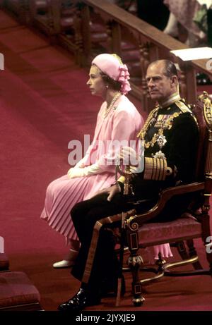 Photo du dossier datée du 7/6/1977 de la reine Elizabeth II et du duc d'Édimbourg au service de l'action de grâce du Jubilé d'argent à la cathédrale Saint-Paul. Le Jubilé d'argent de la Reine en 1977 a vu des millions célébrer son règne lors de fêtes de rue à travers le pays et l'affection que les foules ont manifesté a été une surprise même pour la Reine. Date de publication : jeudi 8 septembre 2022. Banque D'Images