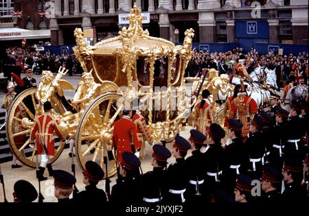 Photo du dossier datée du 7/6/1977 de l'entraîneur d'État d'or à la cathédrale Saint-Paul après son arrivée avec la Reine et le duc d'Édimbourg pour assister à un service spécial d'action de grâces pour le Jubilé d'argent. Le Jubilé d'argent de la Reine en 1977 a vu des millions célébrer son règne lors de fêtes de rue à travers le pays et l'affection que les foules ont manifesté a été une surprise même pour la Reine. Date de publication : jeudi 8 septembre 2022. Banque D'Images