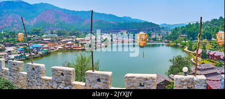 La forteresse en pierre, décorée de lanternes chinoises rouges suspendues, observe le panorama du traditionnel village de thé du Yunnan, situé sur le lac Mae sa-Nga, Ban R. Banque D'Images