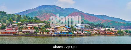 Vue panoramique sur le lac Mae sa-Nga, bordé de petites maisons de village de thé chinois traditionnel avec montagne verte en arrière-plan, Ban Rak T. Banque D'Images