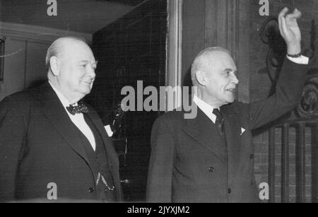 Le premier ministre du Canada rencontre Sir Winston Churchill - M. St-Laurent se fait passer devant la foule dès ***** Sur les marches du no 10 avec Sir Winston Churchill après le déjeuner. M. St-Laurent, premier ministre du Canada, fait maintenant une courte visite à Londres, au cours d'une ronde ***** Vol international, lancé avec Sir Winston Churchill au numéro 10 Downing St. 06 février 1954. Banque D'Images