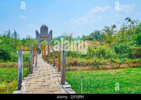 Su Tong PAE Bamboo Bridge, situé au milieu des rizières de la banlieue de Mae Hong son, en Thaïlande Banque D'Images