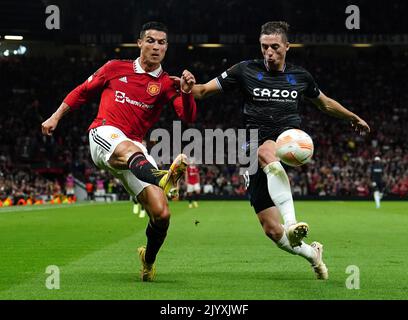 Cristiano Ronaldo de Manchester United (à gauche) et Jon Pacheco de Real Sociedad se battent pour le ballon lors du match de l'UEFA Europa League Group E à Old Trafford, Manchester. Date de la photo: Jeudi 8 septembre 2022. Banque D'Images