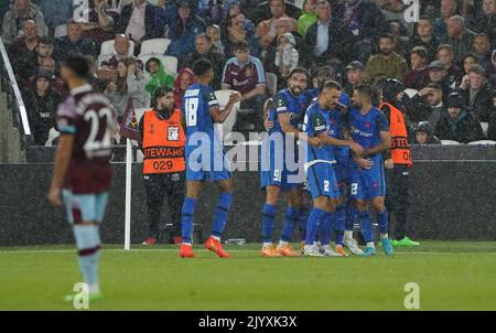 Les joueurs de la FCSB célèbrent après que Andrei Cordea a obtenu le premier but lors du match de l'UEFA Europa Conference League Group B au stade de Londres, à Londres. Date de la photo: Jeudi 8 septembre 2022. Banque D'Images
