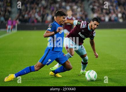 Florinel Coman (à gauche) de la FCSB et Said Benrahma de West Ham United lors du match du groupe B de l'UEFA Europa Conference League au stade de Londres, à Londres. Date de la photo: Jeudi 8 septembre 2022. Banque D'Images