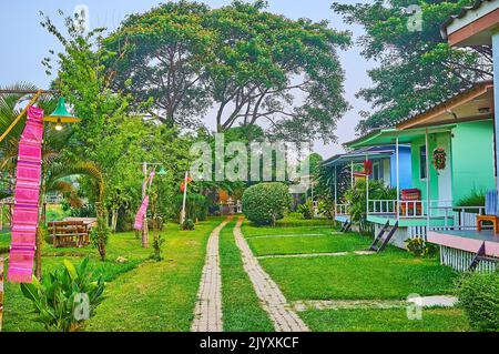 L'allée au milieu du parc tropical vert avec ligne de petites maisons touristiques, Pai, Thaïlande Banque D'Images