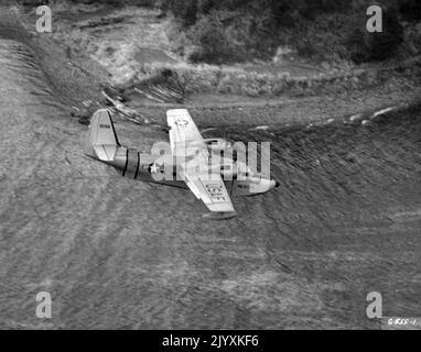 Recherche - un AS-16 Grumman Albatross du 3rd Air Rescue Squadron, l'unité de sauvetage de fin de recherche desservant les forces aériennes de l'extrême-Orient des États-Unis, a une fonction principale-- Patrouille constante des voies d'eau au-dessus desquelles les combattants, les bombardiers légers et moyens des forces aériennes de l'extrême-Orient et leurs unités attachées volent. L'un d'eux est affiché en roulant à une altitude moyenne basse - alerte pour les signes de problème. 10 mars 1951. (Photo par U. S. Air Force photo) Banque D'Images