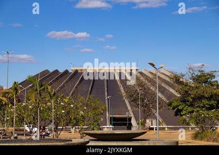 Brasília, District fédéral, Brésil – 23 juillet 2022: Claudio Santoro Théâtre national, dans la ville de Brasília. Travail de l'architecte d'Oscar Niemeyer. Banque D'Images