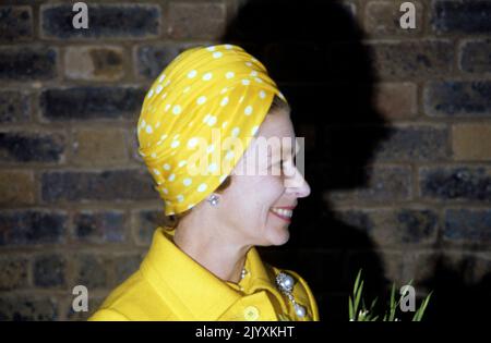 Photo du dossier datée du 9/6/1977 de la reine Elizabeth II portant un turban à pois lorsqu'elle ouvre le jardin du Jubilé, créé sur le site abandonné entre County Hall et le bâtiment Shell. Elizabeth II était célèbre pour son amour des couleurs de bloc et des chapeaux assortis et sa mode est devenue une partie légendaire de son rôle de monarque. La Reine a été décrite comme un « habillage de pouvoir dans extremis » pour avoir utilisé des teintes éclatantes pour se démarquer de la foule tandis que ses chapeaux lui ont permis d'être facilement visible mais étaient suffisamment petits pour que son visage soit visible. Date de publication : jeudi 8 septembre 2022. Banque D'Images