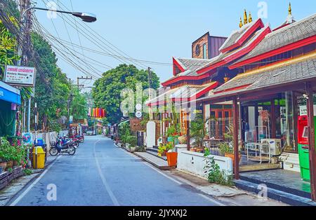 PAI, THAÏLANDE - 6 MAI 2019 : rue piétonne dans la vieille ville, bordée de magasins, restaurants touristiques, cafés et étals de souvenirs en début de matinée, le Ma Banque D'Images