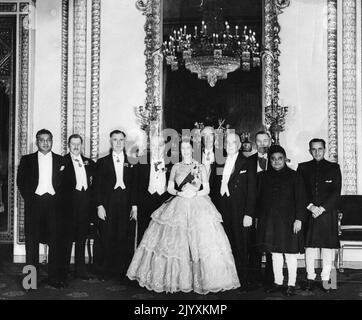 Photo du dossier datée du 3/12/1952 de la reine Elizabeth II dans une robe de soirée en tulle avec les premiers ministres et les hauts ministres présents à la Conférence économique du Commonwealth à Buckingham Palace. De gauche à droite; Don Stephen Senanayake, premier ministre du Sri Lanka; Sir Godfrey Huggins, premier ministre de la Rhodésie du Sud; Sidney Holland, premier ministre de la Nouvelle-Zélande; Winston Churchill, la Reine; Robert Menzies, premier ministre de l'Australie; Louis St. Laurent, premier ministre du Canada; Nicolaas Havenga, ministre sud-africain des Finances; Khwaja Nazimuddin, Premier Ministre du Pakistan; et Sir C.D Deshmukh, I Banque D'Images