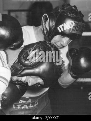 Italo Scortichini, qui combat Geo. Barnes ce soir à White City boxe à Robbins Erskineville Gym hier. 19 avril 1955. (Photo d'Ernie McQuillan, photo APA) Banque D'Images