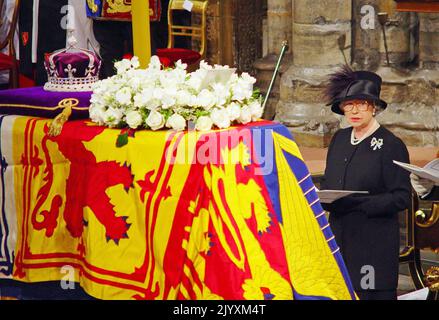 Photo du dossier datée du 9/4/2002 de la reine Elizabeth II, debout pendant les funérailles de la reine Elizabeth la reine mère à l'abbaye de Westminster. La relation de la Reine avec sa mère a contribué à la mode de la monarchie, et tandis que dévastée par sa mort, les amis ont reconnu que dans les années qui ont suivi la reine 'sont venu dans sa propre'. Date de publication : jeudi 8 septembre 2022. Banque D'Images
