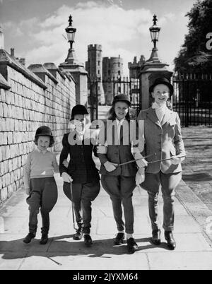 Quatre écolières souriantes ont pris part à un défilé de mode de Caley's Windsor, à l'ombre du château historique de Windsor. Le plus petit des jeunes 'modèles' - Rosemary Bailey - porte une tenue intitulée 'Ride - a Cook - Horse. Il se compose d'un jersey jaune ***** . Tally Ho ! Quatre filles de Windsor (Eng.) font une photo charmante comme elles montrent les derniers styles dans l'habitude d'équitation. Ils sont Rosemary Bailey, Jennifer Darville, Ann James et Isobel Greig. 03 mai 1949. (Photo de Reuterphoto) Banque D'Images