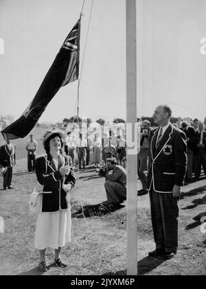 Gerry Bemister, 16 ans, le plus jeune membre de ses concurrents aux Jeux de l'Empire est accueilli. Try's team, hante le drapeau canadien à Ardmore, où les Jeux auront lieu à Auckland, en Nouvelle-Zélande, de 4-11 février. 14 janvier 1950. Banque D'Images