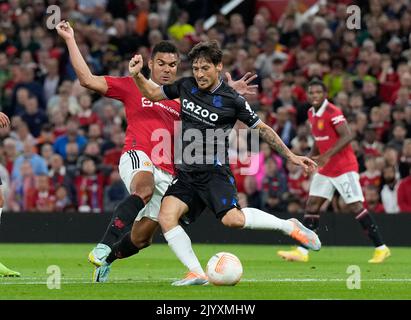 Manchester, Angleterre, 8th septembre 2022. Casemiro de Manchester United s'attaque à David Silva de Real Sociedad lors du match de l'UEFA Europa League à Old Trafford, Manchester. Le crédit photo devrait se lire: Andrew Yates / Sportimage Banque D'Images