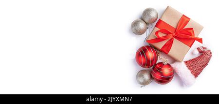 Composition de Noël avec cadeaux et jouets sur fond blanc. Joyeux Noël et Bonne Année. Banque D'Images