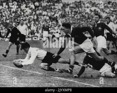 Les Springboks batrent Wallabies -- Danie Roussouw, avec l'aile australienne Stapleton à ses talons, traverse pour la deuxième tentative de l'Afrique du Sud. L'équipe sud-africaine de rugby a battu l'Australie par 18 points (trois buts et un essai) à 8 points (Un but et un but abandonné) dans leur troisième match, à kingsmead Durban, 19 septembre. L'Afrique du Sud a remporté le premier match 25-3 et a perdu le second 18-14. Le quatrième et dernier match sera joué au port Elizabeth le 26 septembre. 2 octobre 1953. (Photo par photo de presse associée). Banque D'Images