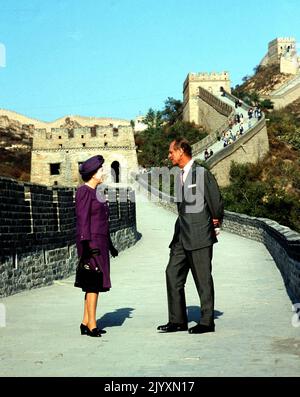 Photo du dossier datée du 14/10/86, de la reine Elizabeth II et du duc d'Édimbourg sur la Grande Muraille de Chine à la passe de Bedoaling, à 50 milles au nord-ouest de Pékin, le troisième jour de leur visite d'État dans le pays. Date de publication : jeudi 8 septembre 2022. Banque D'Images