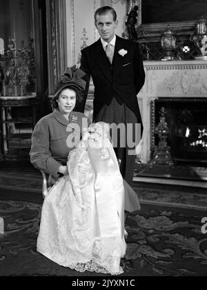 Photo du dossier datée du 01/12/48 du duc d'Édimbourg avec la reine Elizabeth II tenant le prince Charles dans sa robe de baptême. Date de publication : jeudi 8 septembre 2022. Banque D'Images