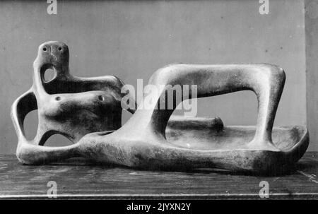 Exposition Henry Moore, Europe, 1949/50 -- Numéro de catalogue : 44. Titre : figurine inclinable, 1945. Moyen : bronze. Taille : 15 pouces de long 41. longueur c.m. Propriétaire: R.J. Sainsbury, Esq. 9 octobre 1950. Banque D'Images