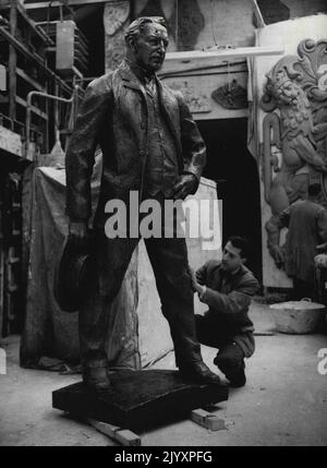 Hommage puissant à un géant de l'Empire -- Le sculpteur Franta Belsky travaille dans ses studios de Kensington, Londres, sur sa statue plus grande que lifesize du pionnier et bâtisseur de l'Empire Cecil Rhodes, qui sera l'élément central du pavillon du Royaume-Uni à l'exposition centenaire qui sera ouverte par la Reine à Bulawayo, dans le sud de la Rhodésie, plus tard cette année. Le chiffre est de huit pieds de haut. 16 mars 1953. (Photo de Reuterphoto). Banque D'Images