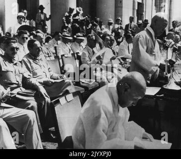 Discours du Président coréen lors de l'inauguration de la République -- Syngman Rhee, (debout, à droite) premier président de la Corée, s'exprime lors de la cérémonie d'inauguration de la République de Corée à Séoul le 14 août. À gauche dans la première rangée derrière lui sont le lieutenant général John R. Hodge, (en lunettes noires) commandant militaire américain de South Kroea, et le général Douglas MacArthur, commandant suprême allié au Japon. 17 août 1948. (Photo par AP Wirephoto). Banque D'Images