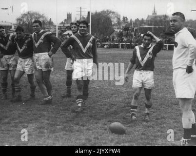 Delaye (France) croise ses jambes de façon décontractée et refuse de quitter le terrain après qu'il a été ordonné pour le jeu grossier par l'arbitre R. Campbell à Armidale dans le match de la Ligue de rugby contre les districts du Nord. Le jeu a été maintenu jusqu'à ce qu'un interprète arrive pour dire à Delaye ce que l'arbitre a dit. La demi-Dop française semble également troublante. 17 juin 1951. Banque D'Images