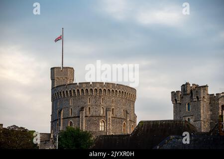 Windsor, Berkshire, Royaume-Uni. 8th septembre 2022. L'Union Jack sur le château de Windsor volait en Berne ce soir à la suite de la triste nouvelle que la reine Elizabeth II est décédée. Crédit : Maureen McLean/Alay Live News Banque D'Images