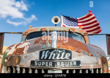 États-Unis, État de Washington, comté de Whitman. 6 septembre 2021. Camion Super Power blanc, c. 1946. Banque D'Images