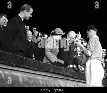 Photo du dossier datée du 2/5/1953 du capitaine du FC Blackpool Harry Johnston qui a mené son équipe jusqu'à la boîte royale de Wembley pour recevoir la coupe FA de la reine Elizabeth II après qu'ils ont battu Bolton Wanderers 4-3. C'est le premier match de football auquel elle a participé. Date de publication : jeudi 8 septembre 2022. Banque D'Images