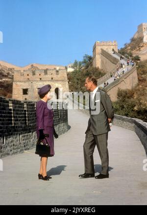 Photo du dossier datée du 14/10/86, de la reine Elizabeth II et du duc d'Édimbourg sur la Grande Muraille de Chine, à la passe de Bedoaling, à 50 milles au nord-ouest de Beijing, le troisième jour de leur visite d'État dans le pays. Date de publication : jeudi 8 septembre 2022. Banque D'Images