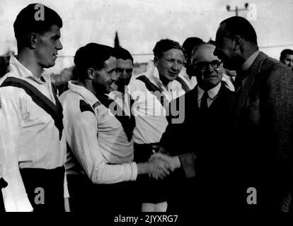 English League Team -- secouant Willie ***** , Jim Lewthwaite, Dai Jenkins, F. Hughes. 4 juin 1946. Banque D'Images