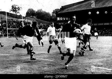 Les 'Wallabies' batte les comtés de Midland par 22 points à 14 -- C. T. Burke (Australie) courses de nettoyage loin suivi par son coéquipier R. E. McMaster. Lors du deuxième match de leur tournée, l'équipe australienne de rugby, les Wallabies, a battu les comtés de Midland par 22 points contre 14 à Birmingham. 17 septembre 1947. (Photo de Sport & General Press Agency Limited). Banque D'Images