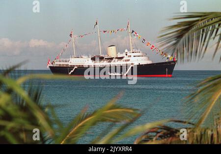 Photo du dossier datée du 17/2/199 du yacht royal Britannia à l'ancre au large des îles Caïmanes. Date de publication : jeudi 8 septembre 2022. Banque D'Images