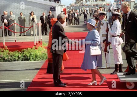 Photo du dossier datée du 20/3/1995 du président sud-africain Nelson Mandela saluant la reine Elizabeth II alors qu'elle est sortie du yacht royal Britannia au Cap au début officiel de sa première visite dans le pays depuis 1947. Date de publication : jeudi 8 septembre 2022. Banque D'Images