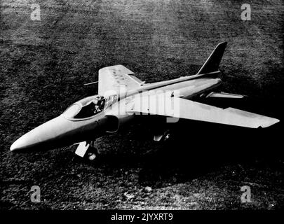 Killer Gnat - le Foland Gnat, le dernier chasseur de lumière d'Angleterre avec une vitesse proche de celle du son. L'avion, propulsé par le nouveau avion Bristol Orpheus turbo, a fait son premier lundi dernier après-midi. En dimension, il ressemble de près à son ancêtre, le midge, qui est une version basse puissance du Gnat. La cale, avec le moteur de puissance inférieure, a une vitesse de vol de niveau de plus de 600 miles par heure et a atteint plusieurs fois la vitesse supersonique dans une plongée. 19 juillet 1955. (Photo de Reuterphoto). Banque D'Images