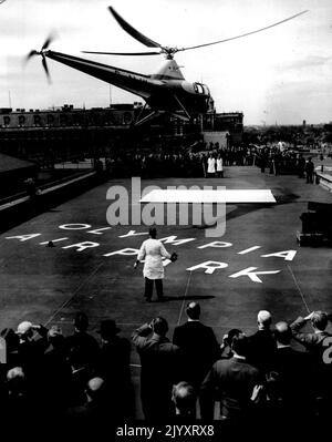 Liaisons par hélicoptère vers Londres et Paris -- la foule sur le toit des garages Metropolis, regardez l'hélicoptère tandis qu'il part de Londres à Paris. Un hélicoptère Westland-Sikorsky a décollé du toit des garages Metropolis, à côté d'Olympia (Londres) jusqu'au jour le jour (mer) pour un vol vers Paris. Ce nouveau service est conçu pour soulager les passagers aériens des problèmes de transport qui se produisent sur les vols normaux. Les passagers voyageant par hélicoptère pourront monter presque jusqu'à la bande d'air du toit, monter à bord de l'avion, et deux heures et demie plus tard, se retrouver dans le Banque D'Images